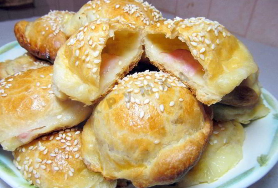 Пирожки слоеные конвертики с сыром и ветчиной