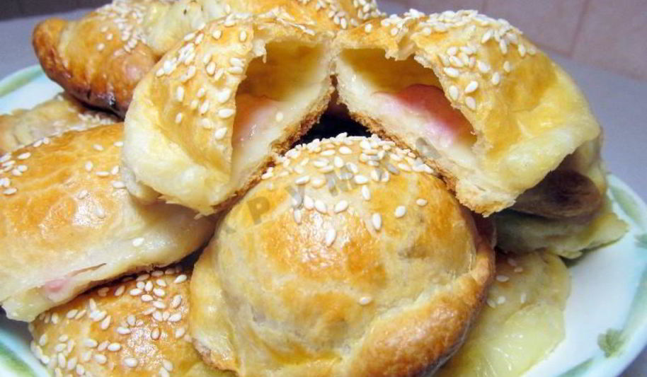 Рецепт пирожки слоеные конвертики с сыром и ветчиной