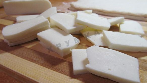 ШАГ 2. пирожки слоеные конвертики с сыром и ветчиной