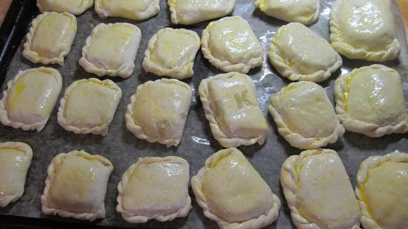 ШАГ 11. пирожки слоеные конвертики с сыром и ветчиной