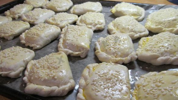 ШАГ 12. пирожки слоеные конвертики с сыром и ветчиной