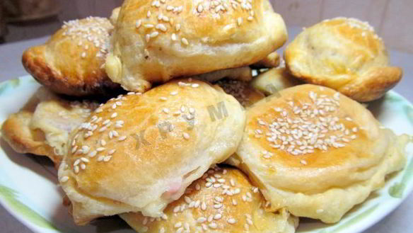 ШАГ 14. пирожки слоеные конвертики с сыром и ветчиной