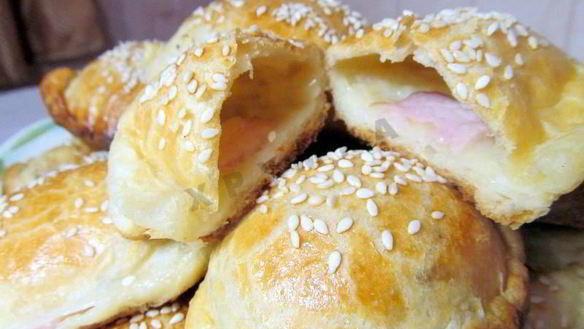 ШАГ 15. пирожки слоеные конвертики с сыром и ветчиной