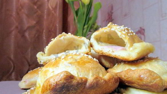 ШАГ 16. пирожки слоеные конвертики с сыром и ветчиной