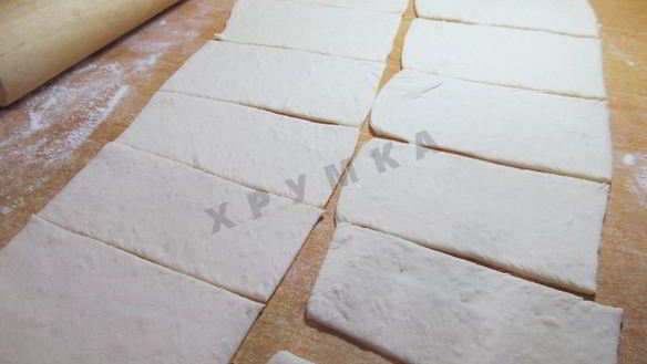 ШАГ 5. пирожки слоеные конвертики с сыром и ветчиной