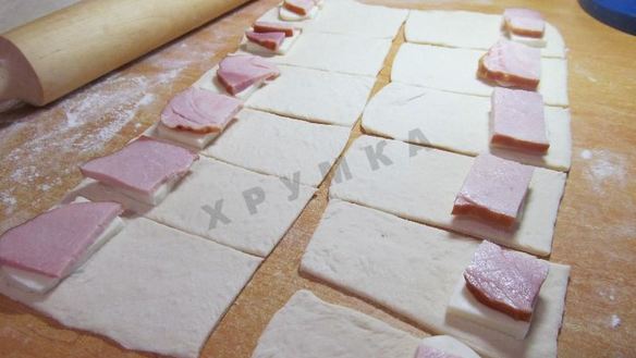 ШАГ 6. пирожки слоеные конвертики с сыром и ветчиной