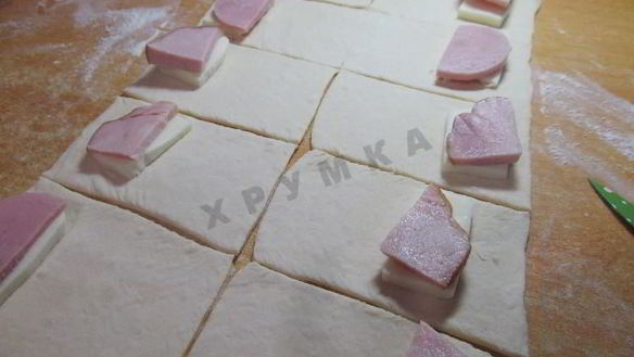 ШАГ 8. пирожки слоеные конвертики с сыром и ветчиной