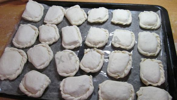 ШАГ 9. пирожки слоеные конвертики с сыром и ветчиной