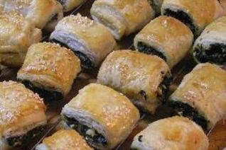 Пирожки со шпинатом и фетой из слоеного теста