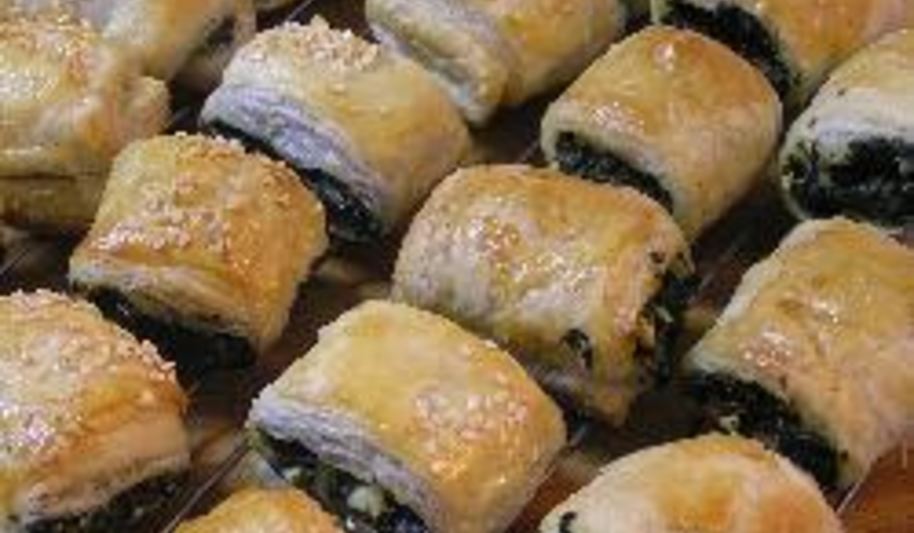 Рецепт пирожки со шпинатом и фетой из слоеного теста