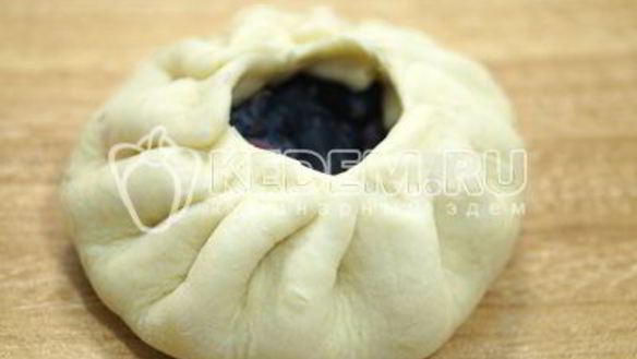 ШАГ 4. пирожки в духовке с жимолостью