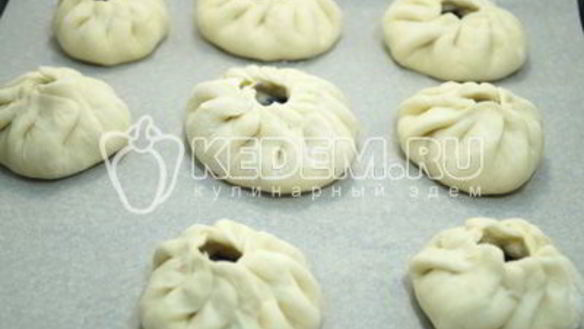 ШАГ 5. пирожки в духовке с жимолостью