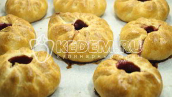 ШАГ 6. пирожки в духовке с жимолостью