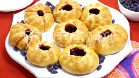 ШАГ 7. пирожки в духовке с жимолостью