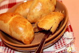 Шоссоны пирожки с грушей и горгонзолой