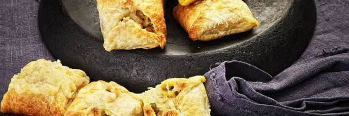 Слоеные пирожки с овощной начинкой