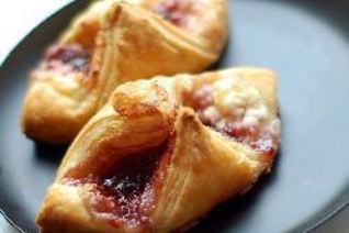Слоеные пирожки с творогом и малиновым вареньем