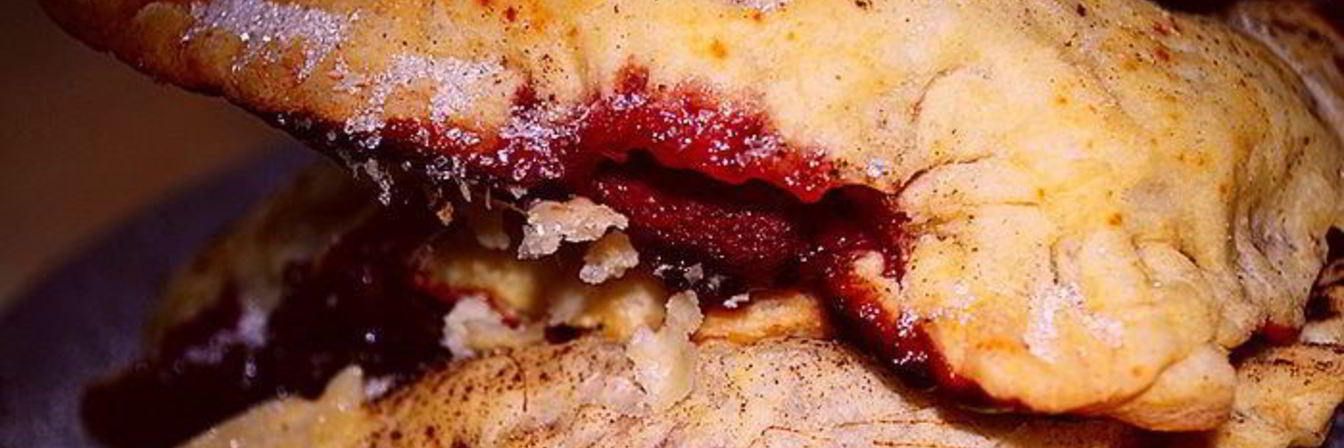 Слоеные пирожки с вишнями и шоколадом