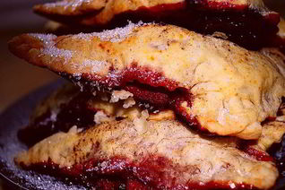 Слоеные пирожки с вишнями и шоколадом