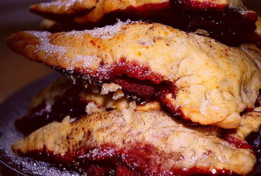 Слоеные пирожки с вишнями и шоколадом