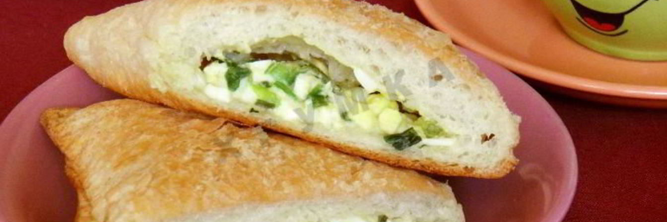 Слоеные пирожки с яйцом и зеленым луком в духовке