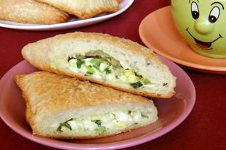 Слоеные пирожки с яйцом и зеленым луком в духовке