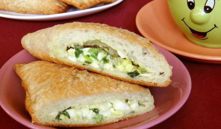 Рецепт слоеные пирожки с яйцом и зеленым луком в духовке