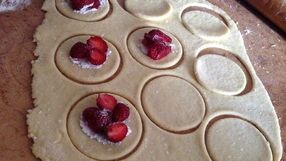 ШАГ 3. творожные пирожки с ягодами