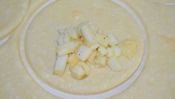 ШАГ 10. яблочные пирожки из сырного теста