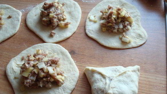 ШАГ 3. эчпочмак — пирожки с мясом и картофелем