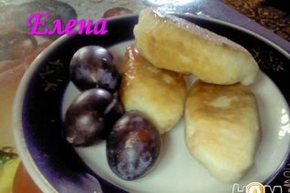 Жаренные пирожки со сливами