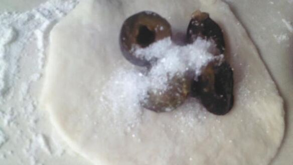 ШАГ 3. жаренные пирожки со сливами