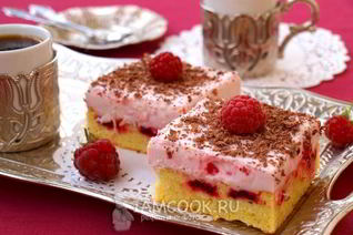 Бисквитное пирожное с малиной и сливками