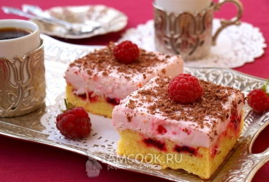 Бисквитное пирожное с малиной и сливками