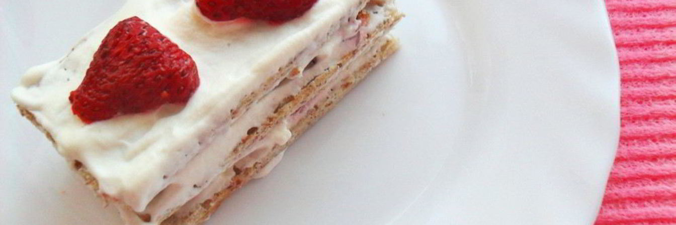 Медовое пирожное с клубникой и сливками