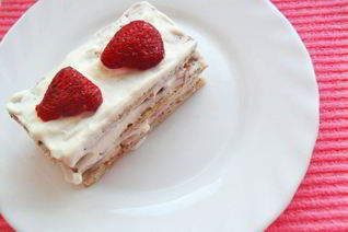 Медовое пирожное с клубникой и сливками