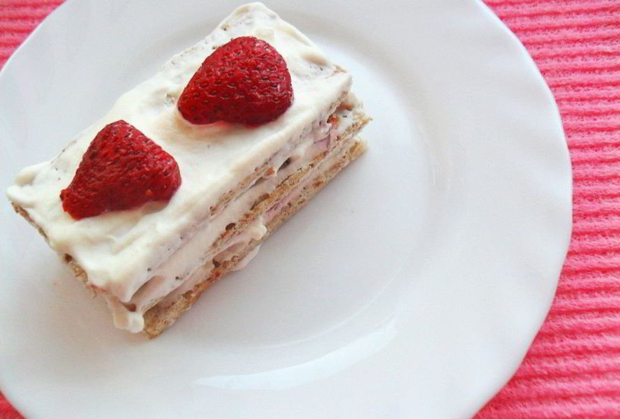 Медовое пирожное с клубникой и сливками