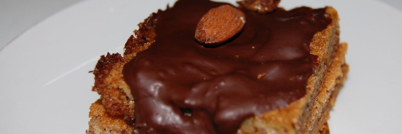 Миндальные пирожные в шоколадной глазури