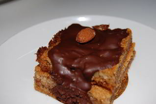 Миндальные пирожные в шоколадной глазури