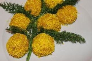 Нежное песочное пирожное с вишней и фундуком