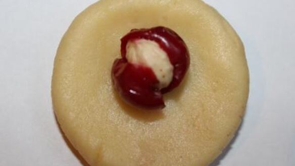 ШАГ 7. нежное песочное пирожное с вишней и фундуком