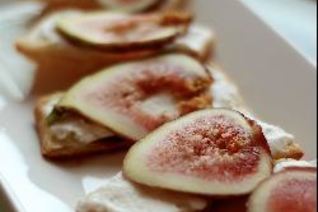 Пирожное из слоеного теста с маскарпоне и инжиром