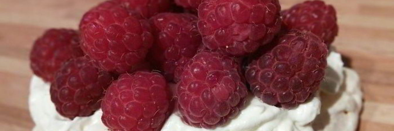 Пирожное Павлова со свежими ягодами