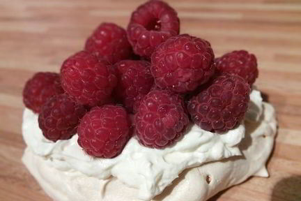 Пирожное Павлова со свежими ягодами