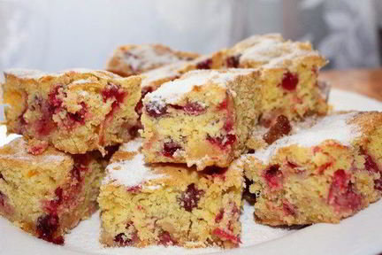 Пирожное с клюквой