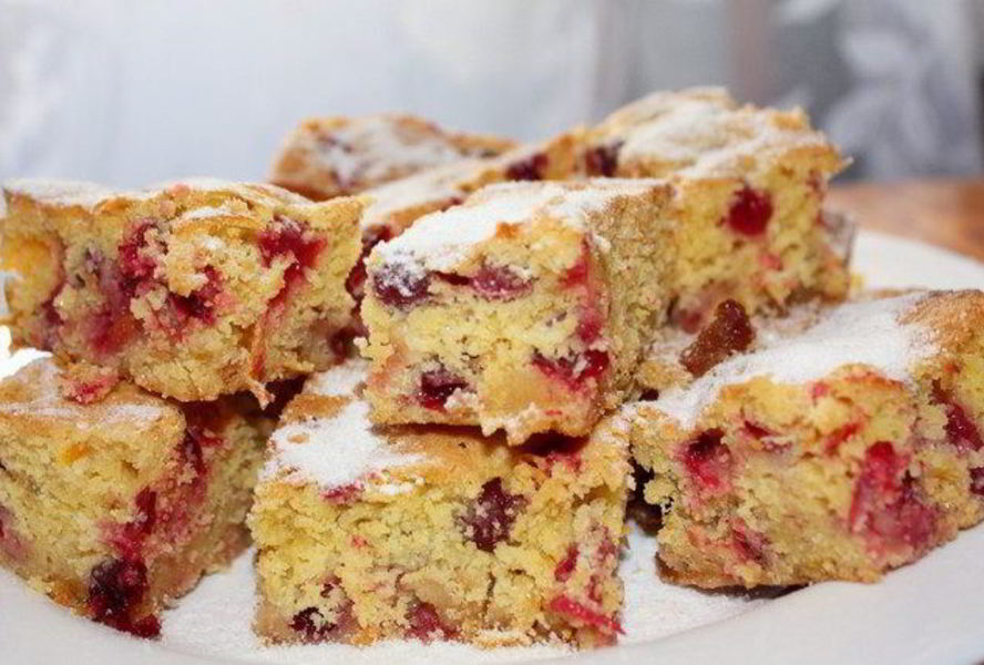 Пирожное с клюквой
