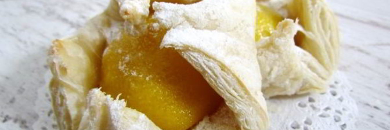 Пирожные из слоеного теста с персиками
