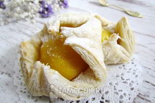 Пирожные из слоеного теста с персиками