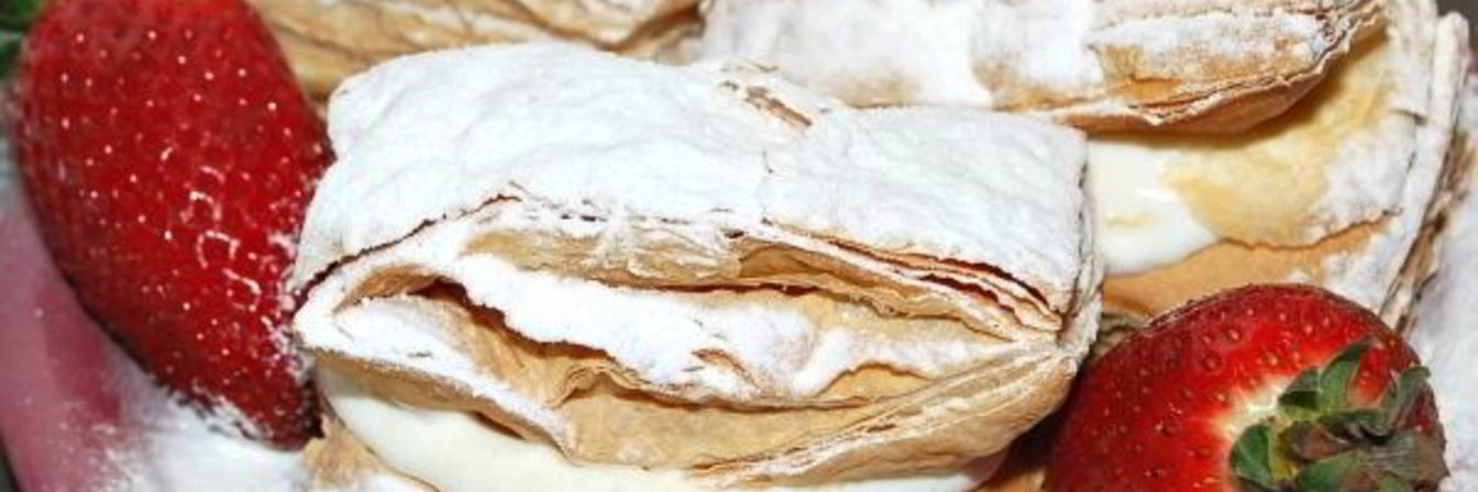 Пирожные из слоеного теста со взбитыми сливками