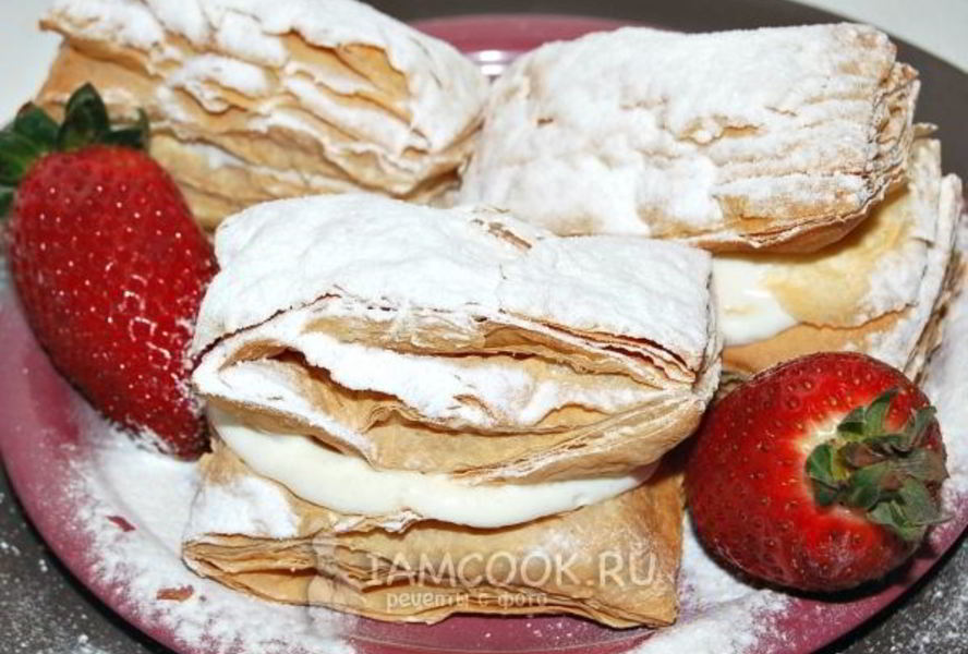 Пирожные из слоеного теста со взбитыми сливками